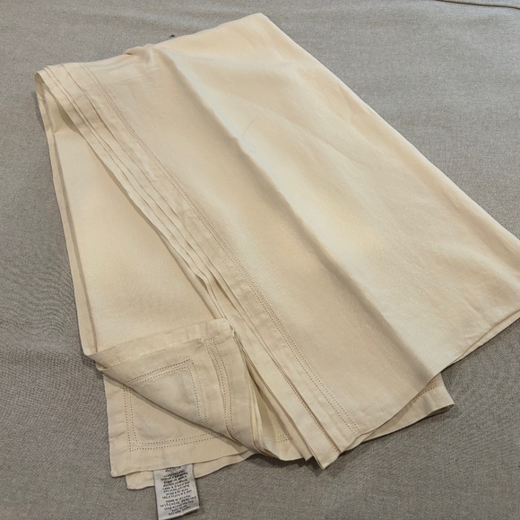 Williams Sonoma White 100% Linen Double Hemstitch Tablecloth - Picture 2 of 5